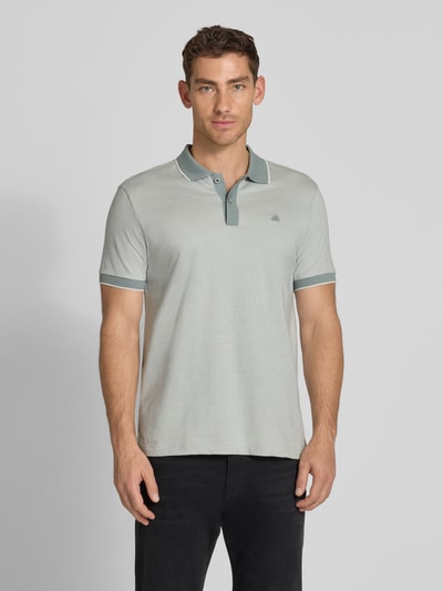 Männermodel trägt Regular Fit Poloshirt mit Logo-Stitching von Lerros in Hellgrau mit Polokragen und Knopfleiste, Ganzkörperansicht von vorne.