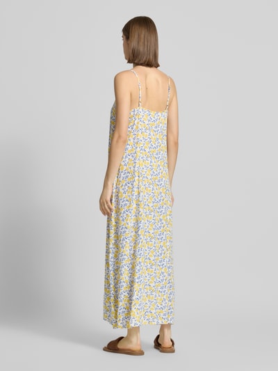 Frauenmodel trägt schmal geschnittenes Damen Freizeitkleid aus reiner Viskose Modell 'BARRI' von Pieces, Optik:Allover-Muster, Maxi-Länge, Floral, mit Spaghettiträgern, Webware, Ganzkörperansicht Rückansicht.
