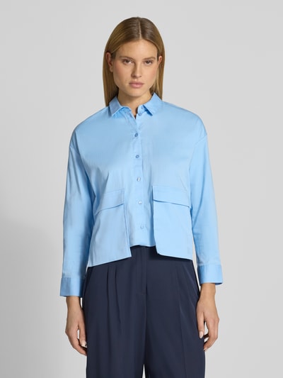 Frauenmodel trägt Regular Fit Bluse mit Pattentaschen von Smith and Soul, hellblau, Baumwoll-Mix, Hemdblusenkragen, Ganzkörperansicht von vorne.