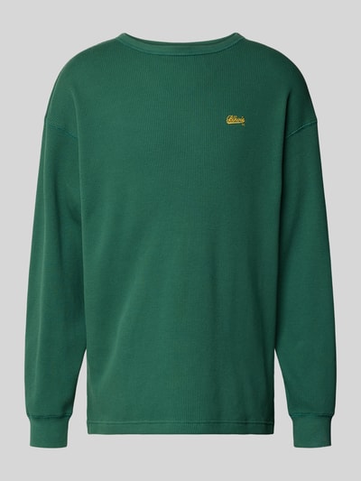 Mannenmodel draagt heren shirt met lange mouwen van puur katoen, loose fit, structuurpatroon, ronde hals, gestikt logo, ruglengte maat S 75 cm, Longsleeve met Logo-Stitching van BLKVIS. Ganzkörperansicht Rückansicht.