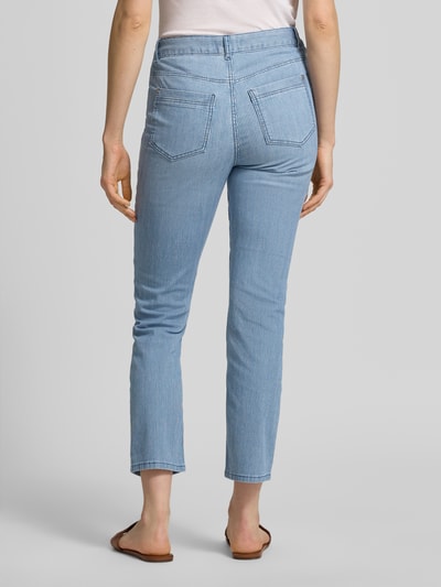 Frauenmodel trägt Slim Fit Jeans mit Eingrifftaschen von Christian Berg Woman, hellblauer Baumwoll-Mix mit Stretch, Ankle Length, Ganzkörperansicht Rückansicht.