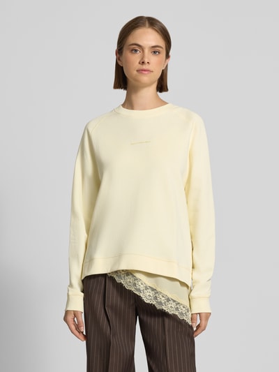 Frauenmodel trägt Regular Fit Sweatshirt aus reiner Baumwolle von Marc O'Polo DENIM in hellem Gelbton, glatte Textur, Ganzkörperansicht von vorne.