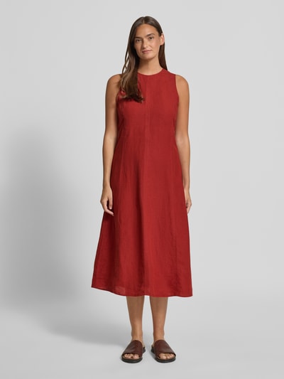 Frauenmodel trägt Shaped Fit Freizeitkleid aus reinem Leinen von Marc O'Polo, Optik: Unifarben, Midi-Länge, Rundhals-Ausschnitt, Ärmelform: Ohne, Verschluss: Reißverschluss, Material: Leinen, Ganzkörperansicht von vorne.