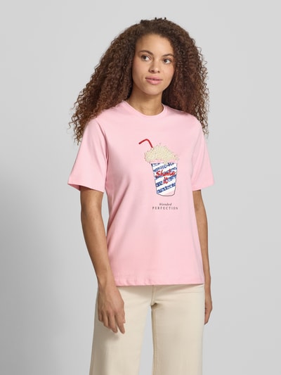 Frauenmodel trägt Regular Fit T-Shirt aus reiner Bio-Baumwolle Modell 'BURST' von Only, Optik: Unifarben, Applikation: Perlen- und Paillettenbesatz, Rundhals, Kurzarm, Materialverarbeitung: Jersey, Ganzkörperansicht von vorne.