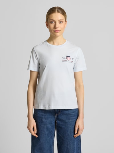 Frauenmodel trägt T-Shirt mit Rundhalsausschnitt und Label-Stitching von Gant, Damen T-Shirt aus Reine Baumwolle, Regular-Fit, Ganzkörperansicht von vorne.