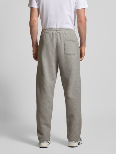 Männermodel trägt Sweatpants mit elastischem Bund Modell 'Script' von BLKVIS aus reiner Baumwolle, Relaxed-Fit, Ganzkörperansicht Rückansicht.