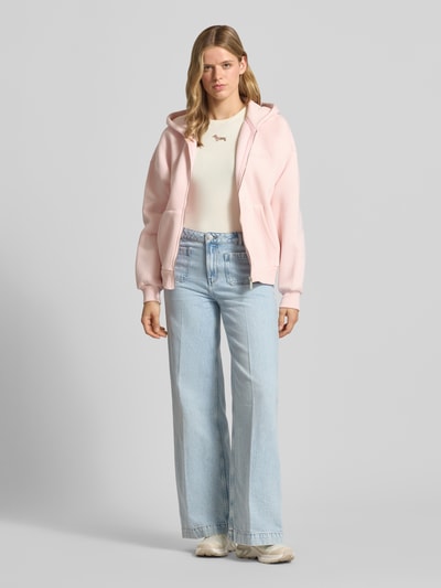 Frauenmodel trägt Damen T-Shirt mit Motiv-Stitching und Rundhalsausschnitt von REVIEW aus Baumwoll-Elasthan-Mix, Slim-Fit, Ganzkörperansicht von vorne. Rückenlänge bei Größe S: 54 cm.
