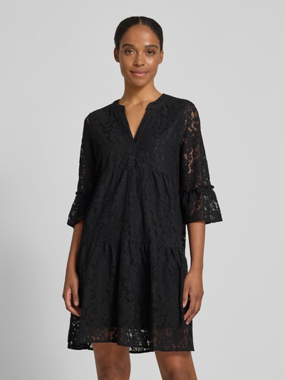 Frauenmodel trägt Spitzenkleid von Vero Moda, Optik: Unifarben, Passform: Loose-Fit, V-Ausschnitt, Baumwoll-Mix, Ganzkörperansicht von vorne.