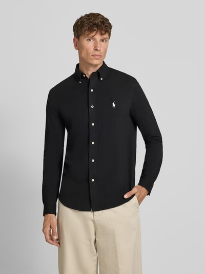 Männermodel trägt schwarzes Regular Fit Freizeithemd aus reiner Baumwolle von Polo Ralph Lauren, weiße Knöpfe, Herren, Ganzkörperansicht von vorne.
