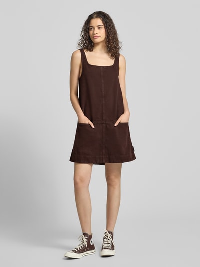 Frauenmodel trägt A-Linien Freizeitkleid aus Baumwoll-Lyocell-Mix von Marc O'Polo DENIM in Dunkelbraun, strukturierte Oberfläche, Ganzkörperansicht von vorne.