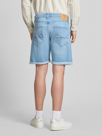 Męski model nosi Jeansshorts mit Umschlag Modell 'RICK' od Jack & Jones, bawełniany miks z dodatkiem stretchu, krój regular fit, szerokość w rozmiarze M: 42 cm, długość wewnętrzna nogawki: 23 cm, widok całej sylwetki z tyłu.