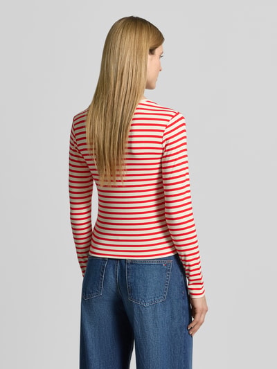 Vrouwenmodel draagt Longsleeve met ronde hals en statement-stitching van comma, in viscosemix met stretch, nauwsluitend model, ruglengte bij maat 36: 52 cm, rode en witte strepen, geheel van achteren