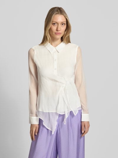 Vrouwenmodel draagt Regular fit blouse met knoopdetail model 'Miley' van GUIDO MARIA KRETSCHMER WOMAN, witte kleur, hemdborduursel, knoopsluiting, ruglengte maat 36: 58 cm, mouwlengte maat 36: 60 cm, vooraanzicht van het hele lichaam.