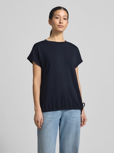Frauenmodel trägt T-Shirt mit Rundhalsausschnitt von Soyaconcept aus Material-Mix mit Modal-Anteil, Regular-Fit, Kappärmel, Tunnelzug, Ganzkörperansicht von vorne.