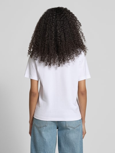 Frauenmodel trägt Relaxed Fit T-Shirt aus reiner Baumwolle von Lacoste Sport, weiß, unifarben, Logo-Stitching, Ganzkörperansicht Rückansicht.