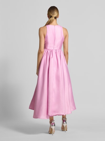 Männermodel trägt różowe satynowe Midikleid mit Rundhalsausschnitt Modell 'ELLINA' von YAS, fason A-linia, długość 124 cm, szerokość w rozmiarze 36: 42 cm, widok całej sylwetki z tyłu