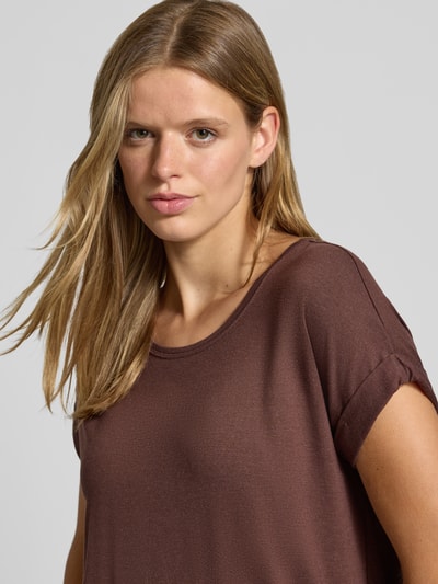 Frauenmodel trägt Regular Fit T-Shirt aus Viskose-Mix Modell 'MOSTER' von ONLY in Braun, glatte Textur, Nahaufnahme Oberkörper, Damen T-Shirt von ONLY.