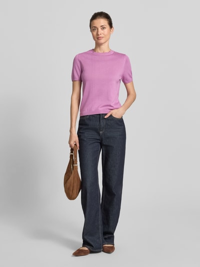 Frauenmodel trägt Strickshirt mit Rundhalsausschnitt mit Wellensaum von Zero in Lila, Körpernaher-Schnitt, 1/2-Arm, Ganzkörperansicht von vorne.