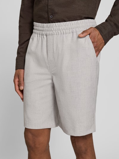 Männermodel trägt Shorts mit elastischem Bund Modell 'Samos' von Casual Friday in Hellgrau, Material-Mix, Nahaufnahme Oberkörper.