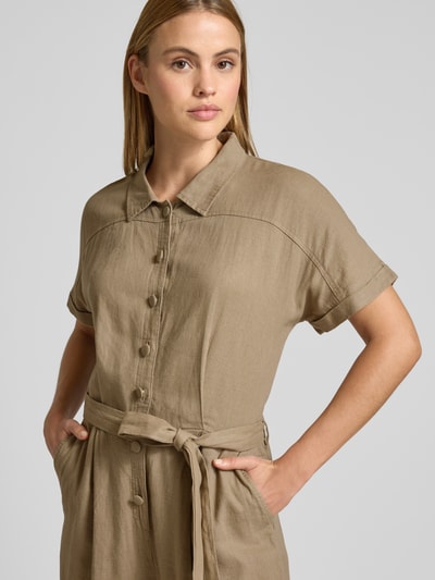 Frauenmodel trägt Jumpsuit aus Leinen-Mix mit Bindegürtel Modell 'LINNO' von ICHI in Beige mit Knopfleiste und Seitliche Eingrifftaschen, Nahaufnahme Oberkörper.