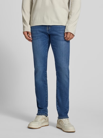 Männermodel trägt Regular Fit Jeans im 5-Pocket-Design Modell 'Lyon' von Pierre Cardin in Mittelblau, elastischer Baumwoll-Mix, Ganzkörperansicht von vorne. Herren Jeans mit Knopf- und Reißverschluss, Lyocell-Anteil, Bundweite 41 cm, Innenbeinlänge 79 cm.