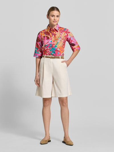 Frauenmodel trägt Bluse mit verdeckter Knopfleiste und 1/2-Arm von Milano Italy aus Baumwoll-Mix mit Stretch-Anteil, Ganzkörperansicht von vorne.