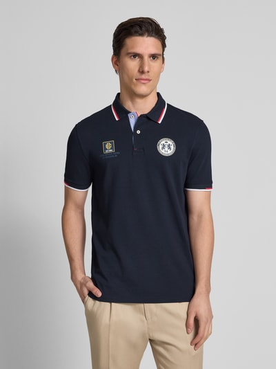 Christian Berg Men Poloshirt mit kurzer Knopfleiste und Label-Prints Marine 4
