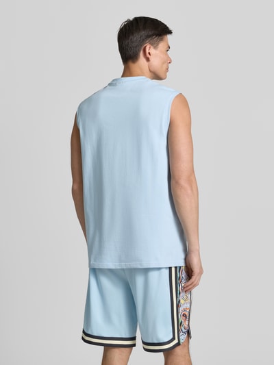 Männermodel trägt Regular Fit Tanktop mit Label-Stitching von COLUCCI in Hellblau aus reiner Baumwolle, Rückenlänge 73 cm, Ganzkörperansicht Rückansicht.