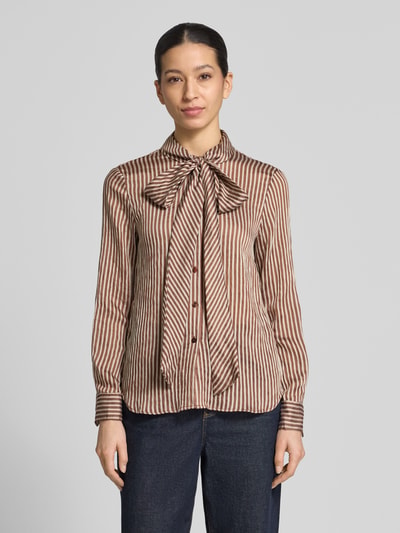 Frauenmodel trägt Regular Fit Schluppenbluse Modell 'CORBAT' von Mango aus Lyocell-Mix im Allover-Look, Rückenlänge 65 cm, Nahaufnahme Oberkörper.