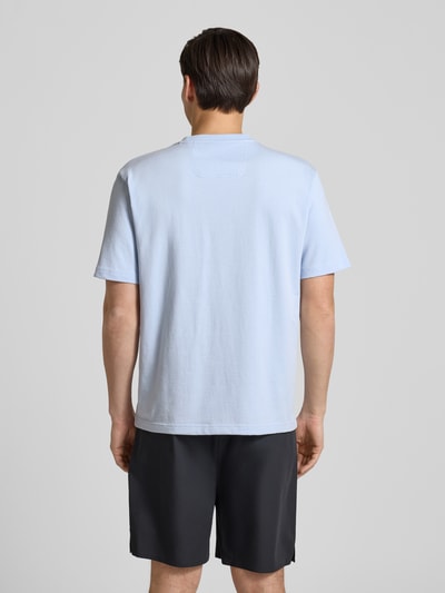 Männermodel trägt Regular Fit T-Shirt aus reiner Baumwolle Modell 'TEE 10' von BOSS Green, unifarben, Rundhals, Kurzarm, Rückansicht.