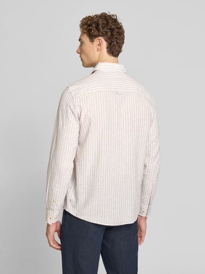 Męski model nosi Regular Fit Freizeithemd aus Leinen-Baumwoll-Mix od s.Oliver RED LABEL, efekt: wzór na całej powierzchni, krój regular fit, kołnierzyk typu kent, listwa guzikowa na całej długości, naszywka z logo, długi rękaw, sportowe mankiety z regulowanymi guzikami, materiał: mieszanka lnu i bawełny, widok całej sylwetki z tyłu.