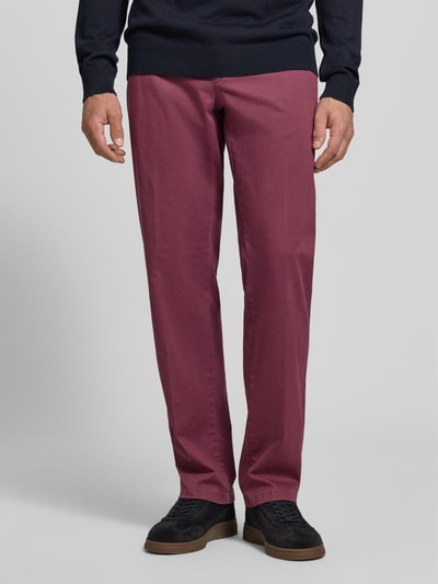 Männermodel trägt Regular Fit Chino aus Baumwoll-Mix Modell 'Evans' von Brax, weite Passform, unifarben, Twill-Struktur, Ganzkörperansicht von vorne.