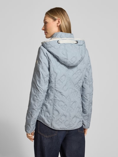 Vrouwenmodel draagt Jacke mit Stehkragen und Reißverschlusstaschen van Gil Bret in lichtblauw, getailleerde fit, katoen, weatherprotection, capuchon met tunnelkoord, ritssluitzakken, ruglengte 61 cm, schouderbreedte 37 cm, borstwijdte 50 cm, mouwlengte 64 cm, geheelaanzicht achterkant.
