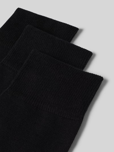 Produktfoto, Socken mit elastischem Rippenbündchen im 3er-Pack von Falke aus Baumwoll-Mix mit Stretch-Anteil, schwarze Farbe, feine Textur