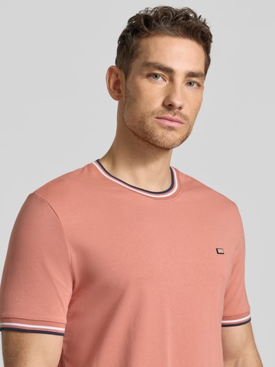 Męski model nosi T-Shirt mit Kontraststreifen und Rundhalsausschnitt od Christian Berg Men, bawełna-elastan, krój regular fit, długość pleców w rozmiarze M 71 cm, zbliżenie górnej części ciała.