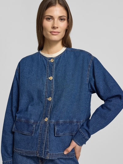Vrouwenmodel draagt Regular Fit Leinenjacke in Denim-Optik van Christian Berg Woman, mix van katoen en linnen, denimlook, ronde hals, klepzakken, knoopsluiting, blauwe tinten, structuur van denim, vooraanzicht bovenlichaam.