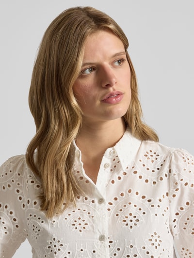 Frauenmodel trägt Ausgestelltes Freizeitkleid aus reiner Baumwolle Modell 'VALAIS' von Only, Optik: Unifarben, Hemdkragen, Knopfleiste, Gewebte Details, Kurzarm, Mini-Länge, Nahaufnahme Oberkörper.