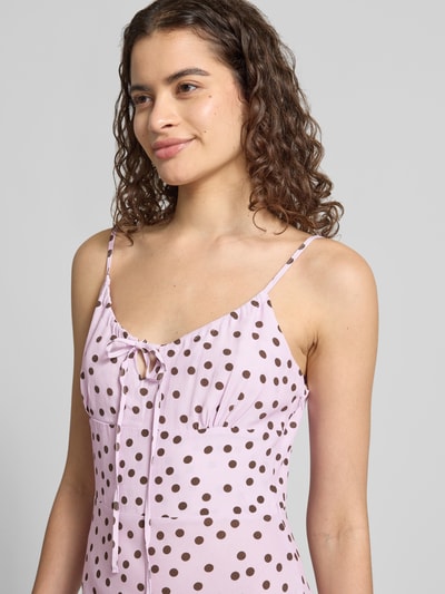 Vrouwenmodel draagt maxi-jurk im all-over look Model 'Fleur' van LeGer, zuiver viscose, ronde hals, spaghettibandjes, vetersluiting, nauw aansluitend, Nahaufnahme bovenlichaam.