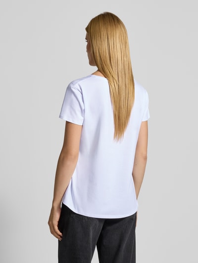 Frauenmodel trägt T-Shirt mit Statement-Print von miss goodlife, weiß, lockerer Schnitt, V-Ausschnitt, Rückenansicht, Ganzkörperansicht Rückansicht.