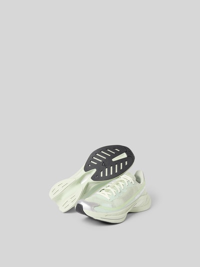 Produktfoto, Sneaker mit Lochmuster von MM6 Maison Margiela in Hellgrün mit abgerundeter Form, Schnürverschluss, strukturierter Sohle und Label-Details.