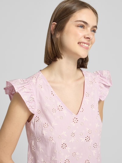 Kobiece model nosi Regular Fit Blusentop aus reiner Baumwolle Modell 'BANNA' von Pieces, kwiatowy wzór na całej powierzchni, kolor jasnoróżowy, dekolt w serek, krótki rękaw, wykończenie: popelina, materiał: bawełna, zbliżenie na górną część ciała.