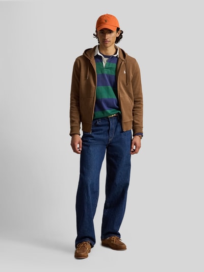 Męski model nosi Regular Fit Sweatjacke aus Baumwoll-Mix von Polo Ralph Lauren w kolorze jasnobrązowym, gładka tekstura, klasyczny fason, Ganzkörperansicht von vorne.