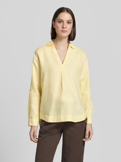 Frauenmodel trägt Regular Fit Leinenbluse mit V-Ausschnitt von Christian Berg Woman in Hellgelb mit Hemdblusenkragen, Reines Leinen, Damen, Rückenlänge bei Größe 36 72 cm, Ärmellänge bei Größe 36 58 cm, Ganzkörperansicht von vorne