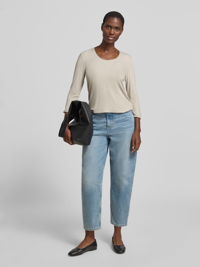 Frauenmodel trägt Longsleeve mit 3/4-Arm Modell 'Kirosa Fine' von Someday aus Viskose-Elasthan-Mix, helle Farbe, Ganzkörperansicht von vorne.