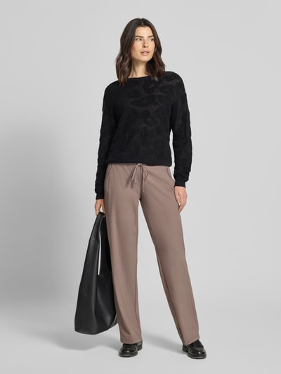 Vrouwenmodel draagt Straight Leg Jogpants uit hightech jersey model 'CANDICE' van Raffaello Rossi, dames, elastische band, vetersluiting, bandwijdte maat 36: 40 cm, binnenbeenlengte maat 36: 84 cm, jersey, comfortbroekdesign, model met rechte pijpen, high-tech-materiaal, effen taupe, gladde textuur, volledig lichaam vooraanzicht.