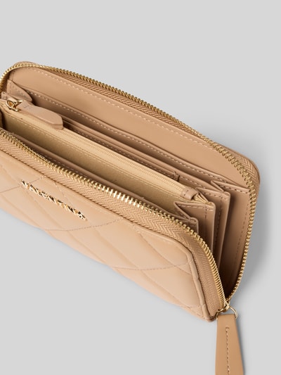 Produktfoto, Portemonnaie mit Label-Detail Modell 'OCARINA' von VALENTINO BAGS in Beige mit Hauptfach, Innenfach mit Reißverschluss, goldfarbene Akzente, glatte und gesteppte Texturen.