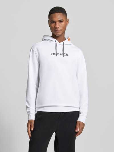 Męski model trägt biały Hoodie mit Logo Modell 'CADELL' von FIRE + ICE, krój regular fit, detal z logo, Ganzkörperansicht von vorne.