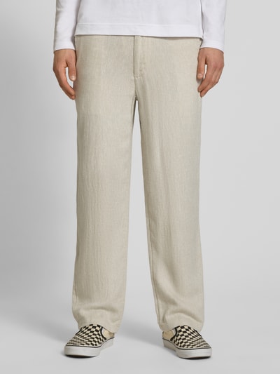 Männermodel trägt Leinenhose mit Bindegürtel Modell 'KARL MYKONOS' von Jack & Jones im Leinen-Viskose-Mix, Relaxed-Fit, Beige, Nahaufnahme Vorderansicht. Bundweite bei Größe M: 41 cm, Innenbeinlänge: 78 cm, mit Knopf-Reißverschluss, Französischen Eingrifftaschen und Gesäßleistentasche.