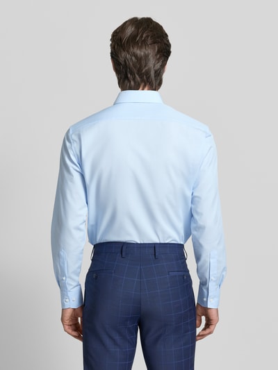 Männermodel draagt Modern Fit Business-Hemd mit Knopfleiste van OLYMP in lichtblauw, rechte snit, borstzak, rugaanzicht, Ganzkörperansicht Rückansicht.