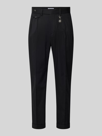 Produktfoto, Hose mit gelegten Falten und Eingrifftaschen von Manuel Ritz im Regular Fit aus schwarzem Baumwoll-Mix mit Stretch-Anteil, sichtbare Bundfalten, seitliche Eingrifftaschen, Gesäß mit Pattentaschen und Label-Detail, glatte Textur, Vorderansicht.